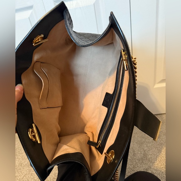 Gucci Black Leather Shoulder Bag with Gold Chain - Picture 2 of 10